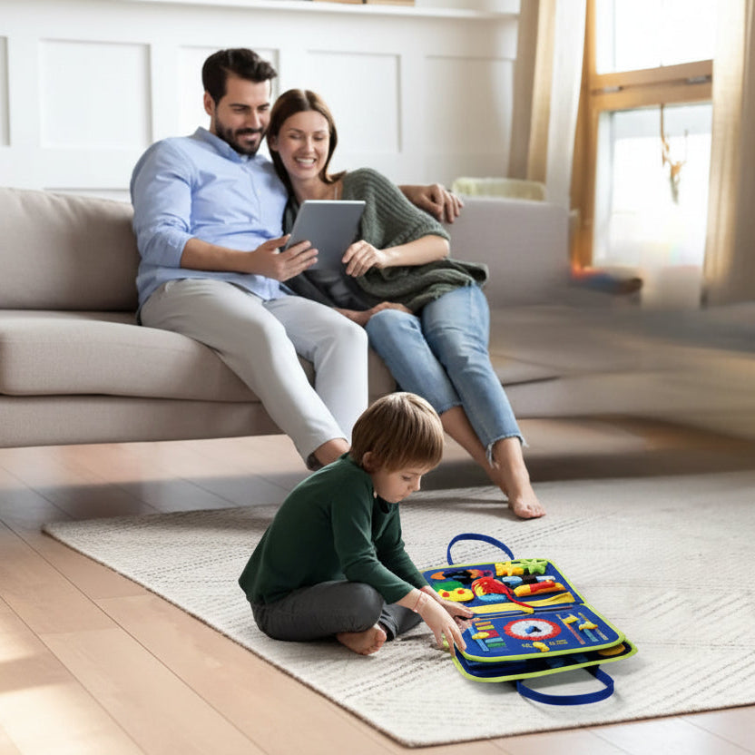 jeu montessori enfant joue salon parentssur canape