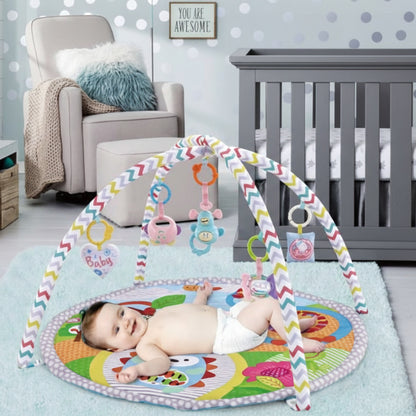 Tapiséveil bébé couché joyeux