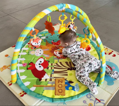 Tapis éveil bébé couché plat ventre