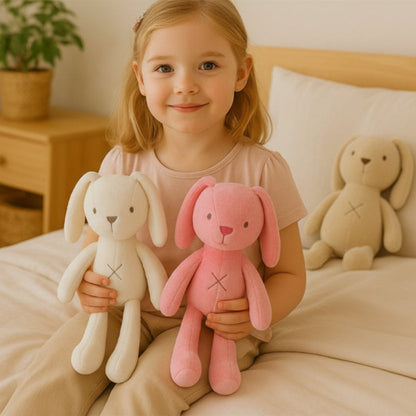 Doudou bébé fillette assise sur lit