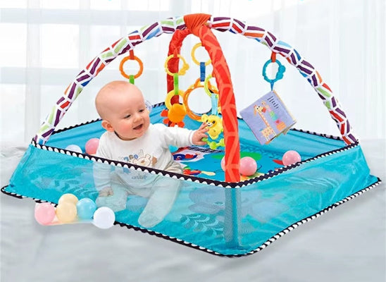 tapis éveil bébé joue dedans