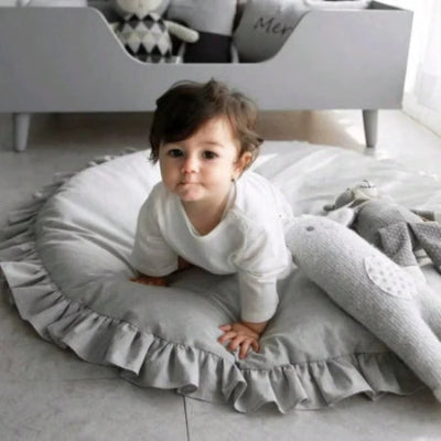 tapis éveil gris simple avec fillette redressee